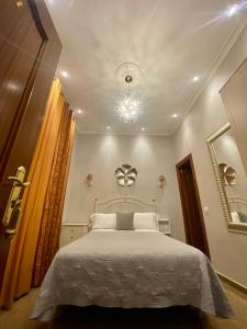 巴塞罗那奥尔良旅馆的一间卧室配有一张床和一个吊灯