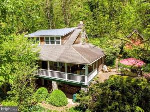 SharpsburgLock Keepers Cottage on C&O Canal/Potomac River的树林中房屋的空中景观