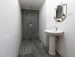 CastaraCastara Cottage by Hello Mello的一间带水槽和镜子的浴室