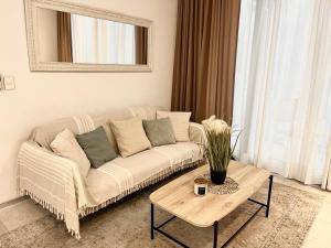 普拉亚卡门Luxury 5th Avenue Menesse 32的客厅配有白色的沙发和桌子