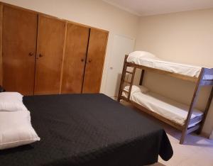 圣拉斐尔Privilegio Hostel的一间卧室配有两张双层床和一个衣柜