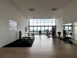 马六甲The Apple PREMIER CONDO three bedroom in MELAKA的大型客房内的健身房配有跑步机和健身器材