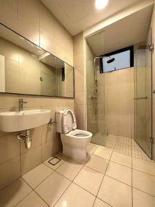 马六甲The Apple Premier Condo in melaka的浴室配有卫生间、盥洗盆和淋浴。
