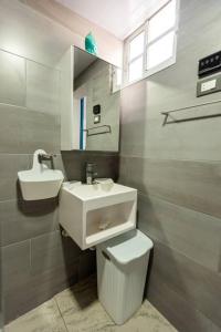 璜多里奥Amazing Apartments Juan Dolio, El Bonito II - 2A的一间带水槽、卫生间和镜子的浴室
