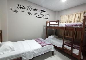 萨利纳斯Habitación privada en Salinas的一间卧室设有两张双层床和一个阅读马纳基斯的标志
