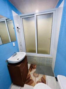 Six HutsCoco Bahia Apartment的一间带水槽和卫生间的浴室