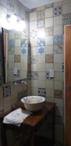 梅洛Cabaña Thaqu的一间带水槽和镜子的浴室