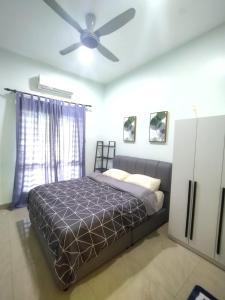雪邦D'Indah59 KLIA Homestay的一间卧室配有一张床和吊扇