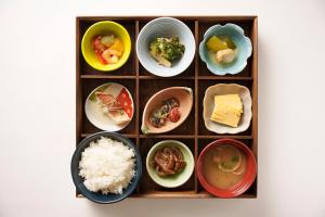 神户神户站百夫长大酒店的包括米饭和不同种类食物的托盘