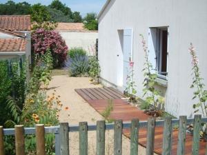 滨海拉特朗什Maison La Tranche-sur-Mer, 3 pièces, 4 personnes - FR-1-22-231的一座花园,旁边是一座木人行道