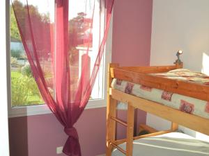 滨海拉特朗什Maison La Tranche-sur-Mer, 3 pièces, 4 personnes - FR-1-22-231的一间卧室配有床和红色窗帘的窗户