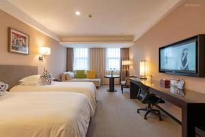 杭州杭州东站汇和君亭酒店的酒店客房设有两张床和一台平面电视。