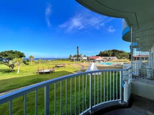 奄美珊瑚棕榈旅馆的享有公园景致的阳台