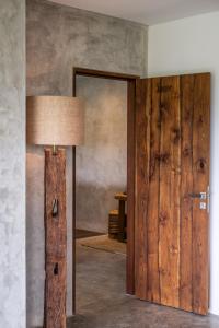 乌布Hidden Gem Suites Ubud的一间设有木门和灯的房间