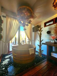 考科Grand Kokkod Khao Kho Resort的中间设有带大浴缸的浴室