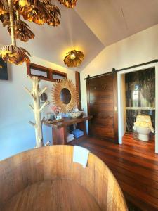 考科Grand Kokkod Khao Kho Resort的客房设有木桌和镜子。