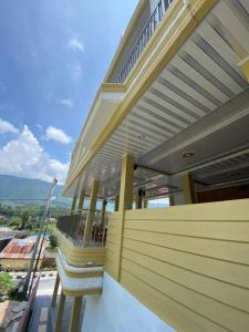 图克图克Tama View的黄色的房子,阳台,梯子