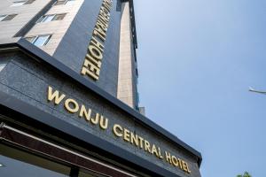 原州市Wonju Central Hotel的羊毛百年酒店前的标志
