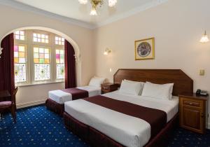 肯图巴皇宫酒店的酒店客房带两张床和两个窗户