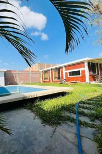 皮乌拉La casa de Alex的一座带游泳池的庭院建筑