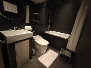 Ban Lum ThanKarnyapha Hotspring hotel的一间带水槽、卫生间和镜子的浴室