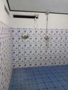 BajawaHome stay wolokoro ecotourism的浴室拥有蓝色和白色的瓷砖墙