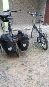 ChāvakkādKalamana Serene的两辆自行车,彼此停放在一起,上面装有袋子