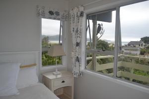 阿希帕拉AHIPARA GOLDENSANDs的一间卧室设有一张床和一个美景窗户。