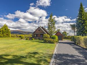 国家公园Rakau - National Park Holiday Home的草场与路径的房屋