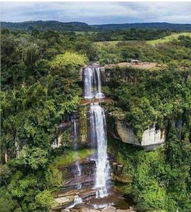 San José de SuaitaHostal posada San jose的森林瀑布的空中景观