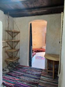 锡瓦Grand Siwa的一间设有床铺的房间和一间铺有地毯的房间