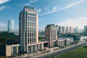 昆山HUALUXE Kunshan Huaqiao, an IHG Hotel - F1 Racing Preferred Hotel的城市空中景观高楼