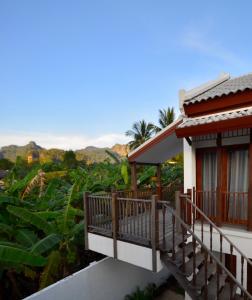 攀牙Phang Nga Origin Hotel的享有种植园景色的阳台