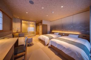 涩川市Stay View Ikaho的酒店客房配有两张床和一张书桌