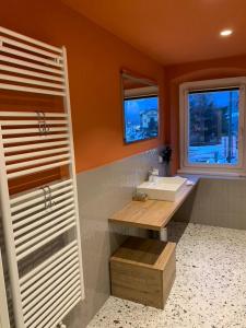 卡瓦莱塞Albergo Stella的浴室设有白色水槽和镜子