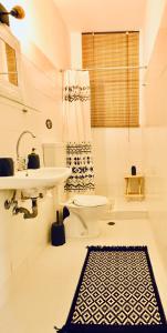 库卡里HOKKUM STUDIOS的白色的浴室设有水槽和卫生间。