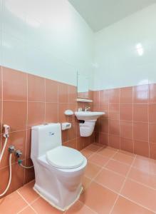 坤西育府Capital O 75412 V Resort的一间带卫生间和水槽的浴室