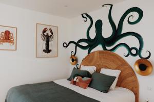 拉西约塔玫瑰茶酒店的一间卧室配有一张带木制床头板的床