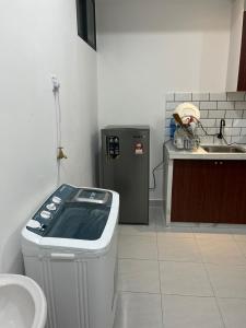 新邦安拨Surestay homestay的厨房配有水槽和垃圾桶