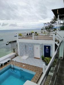 奥斯洛布杰玛洛兹汽车旅馆的海边带游泳池的房子