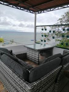 奥斯洛布杰玛洛兹汽车旅馆的一个带桌椅的庭院和大海
