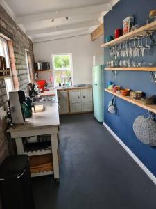 开普敦Vinistrella的厨房拥有蓝色的墙壁和蓝色的冰箱。