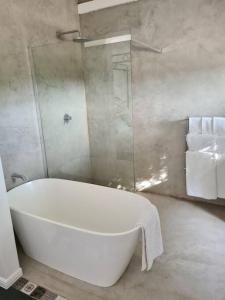 开普敦Vinistrella的带淋浴的浴室配有白色浴缸。
