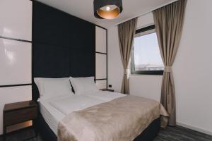 斯普利特Hotel Batuda的一间卧室设有一张床和一个大窗户