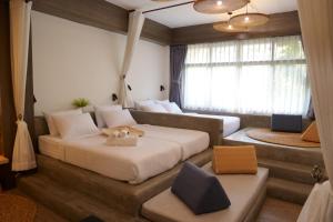 曼谷Krung Boutique Hotel的一间卧室配有一张大床和一张沙发