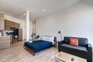 芝加哥747 Lofts by RedAwning - River West, Second Floor Chicago的带沙发的客厅和厨房