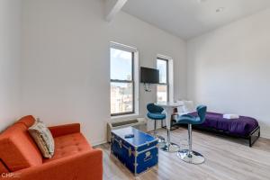 芝加哥747 Lofts by RedAwning - River West, Second Floor Chicago的客厅配有沙发和桌子