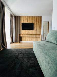 普雷代亚尔Boutique Villa Isabelle的一间卧室配有一张床和一台平面电视