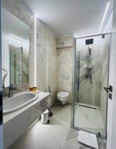 普雷代亚尔Boutique Villa Isabelle的带淋浴、盥洗盆和卫生间的浴室