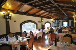 米拉格罗斯米拉格罗斯力拓里亚萨酒店的一间在房间内配有桌椅的餐厅